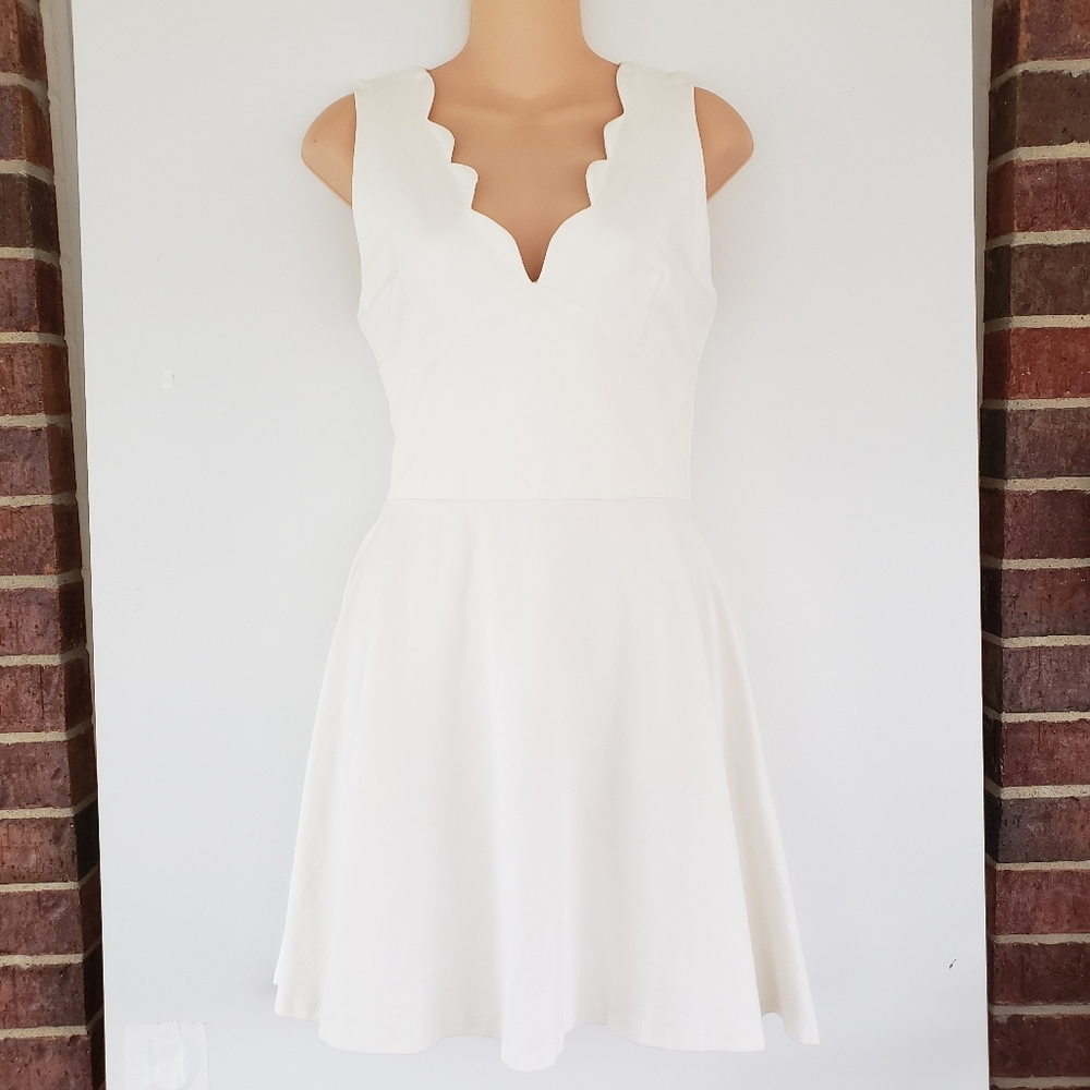 Love...Ady | Scalloped V-Neck Dress White Sleeveless Size Large